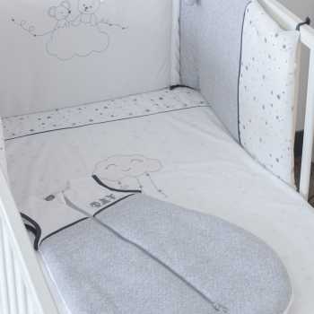 ambiente de quarto de bebé unissexo em branco e cinzento, com estrelas e personagens ambiente de quarto de bebé unissexo em branco e cinzento, com estrelas e personagens