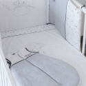 ambiente de quarto de bebé unissexo em branco e cinzento, com estrelas e personagens ambiente de quarto de bebé unissexo em branco e cinzento, com estrelas e personagens