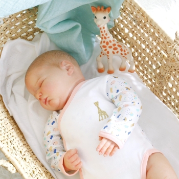 bébé endormi dans son couffin avec son body fille brodé