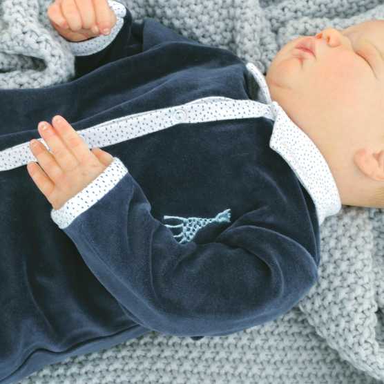 Pijama de veludo em Y azul-marinho ©Sophie la girafe