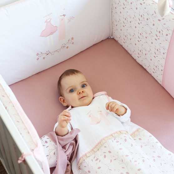 Resguardo de berço dobrado da coleção Rosa e Lili