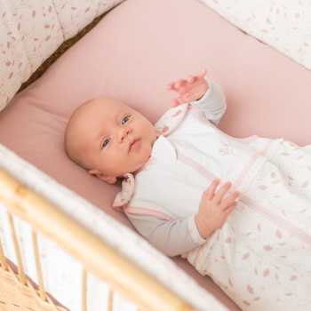 bebé menina com o seu saco-cama de recém-nascido em algodão biológico Rose & Lili bebé menina com o seu saco-cama de recém-nascido em algodão biológico Rose & Lili