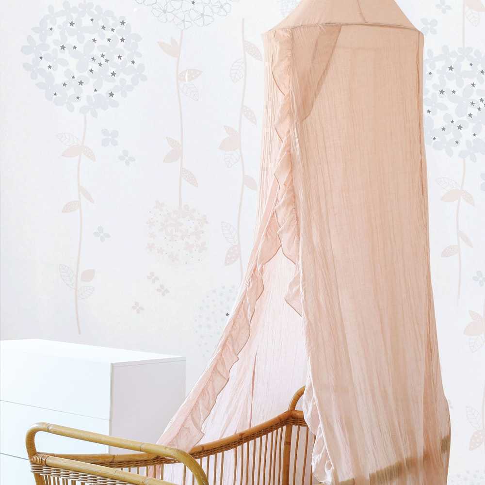 Dossel de cama rosa-pó, com um quarto decorado com flores em tons de rosa como cenário Dossel de cama rosa-pó, com um quarto decorado com flores em tons de rosa como cenário
