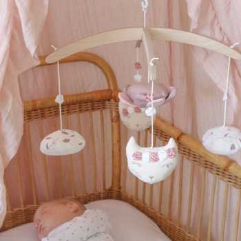 móbile musical por cima de um bebé que dorme no seu berço móbile musical por cima de um bebé que dorme no seu berço