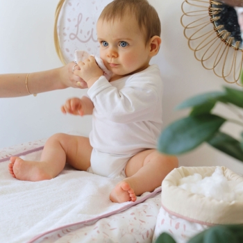 bébé dans son espace de change avec son beauty case