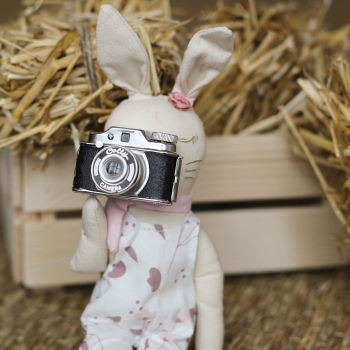 Mädchenpuppe Lili die ihren Freund die Puppe Rose fotografiert Mädchenpuppe Lili die ihren Freund die Puppe Rose fotografiert