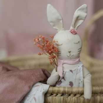 Boneca Lili com uma flor seca nas patas Boneca Lili com uma flor seca nas patas