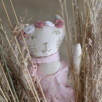 Linen cat doll in dried leaf Linen cat doll in dried leaf