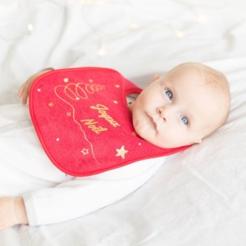 Baby mit Weihnachtslätzchen