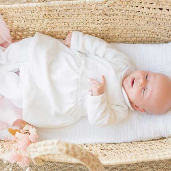 Bebé a dormir no seu pijama tipo vestido branco Sophie la girafe