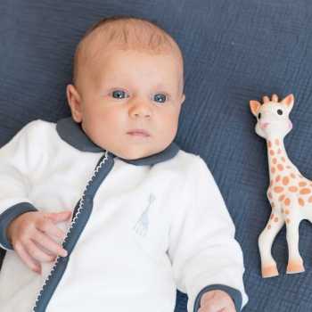Menina com o seu pijama bordado da Sophie la girafe