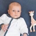Menina com o seu pijama bordado da Sophie la girafe
