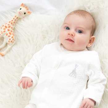Bebé com pijama de veludo e a sua Sophie, a girafa