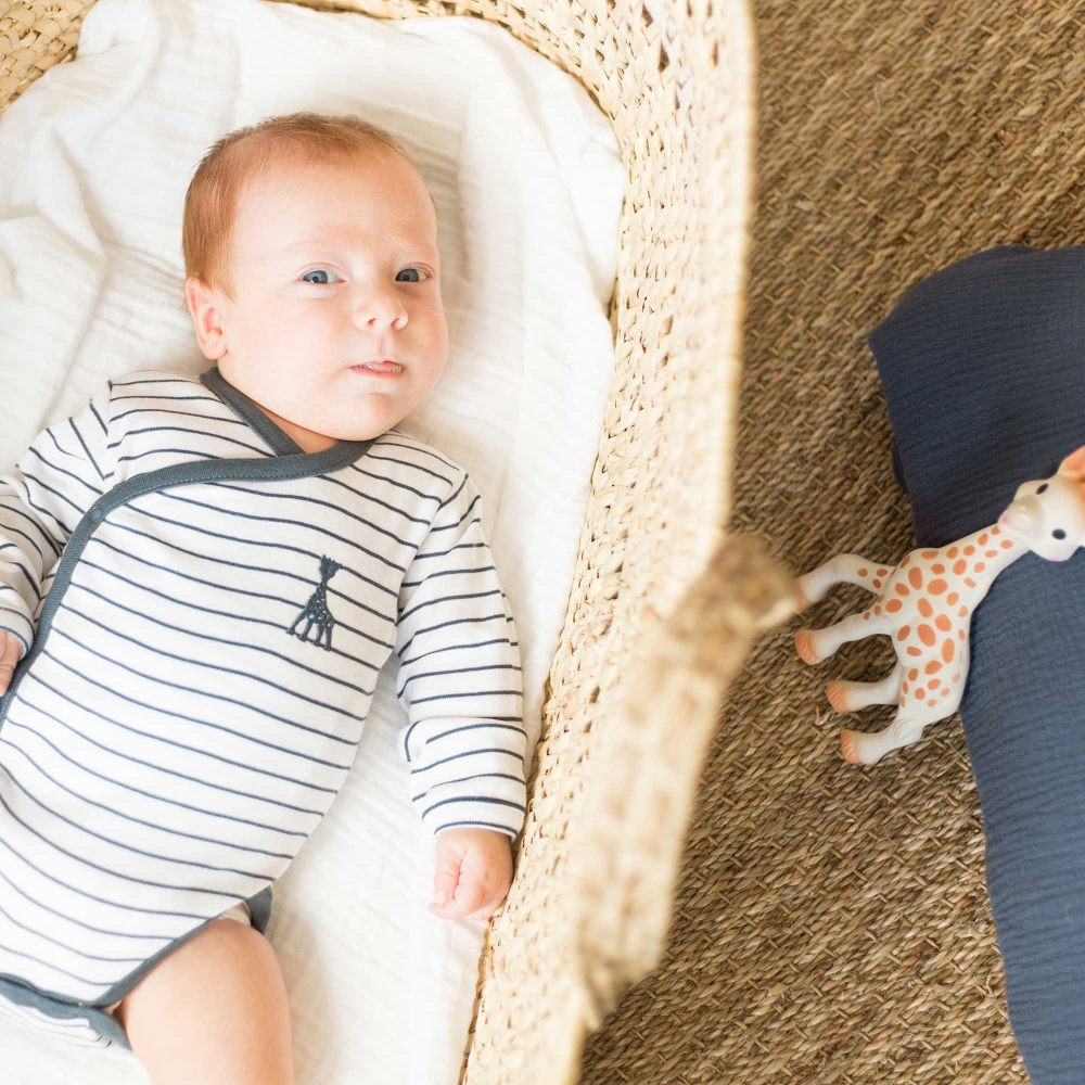 bambino nel suo body a righe marinare bambino nel suo body a righe marinare