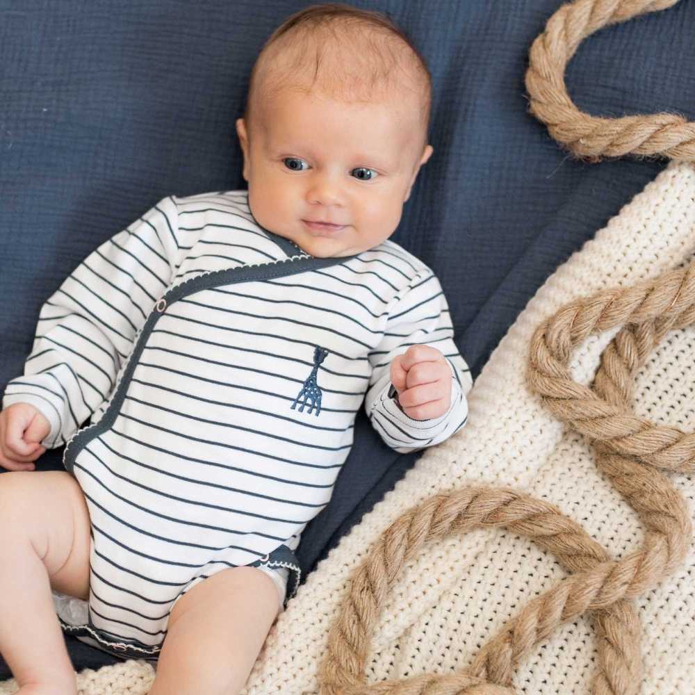 Bebé com um body às riscas de estilo marinheiro para menina Bebé com um body às riscas de estilo marinheiro para menina