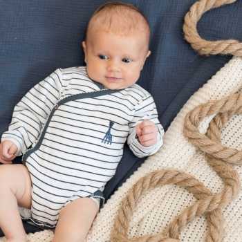 Bebé com um body às riscas de estilo marinheiro para menina Bebé com um body às riscas de estilo marinheiro para menina