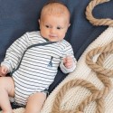 Bebé com um body às riscas de estilo marinheiro para menina Bebé com um body às riscas de estilo marinheiro para menina