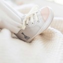 Klein babyvoetje met de Sophie de giraf sneakers Klein babyvoetje met de Sophie de giraf sneakers
