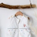 Saco de dormir para recém-nascido pendurado num cabide numa prateleira de madeira Saco de dormir para recém-nascido pendurado num cabide numa prateleira de madeira