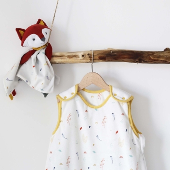 Baby slaapzak opgehangen aan een houten kledingrek en het knuffeldoekje Léonard Baby slaapzak opgehangen aan een houten kledingrek en het knuffeldoekje Léonard