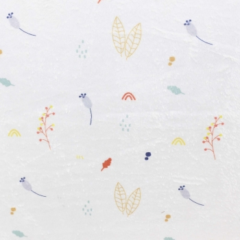 Zoom sur les motifs de la couverture avec des feuilles, des fleurs et des petites collines