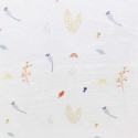 Zoom sur les motifs de la couverture avec des feuilles, des fleurs et des petites collines