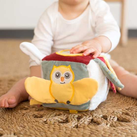 Cubo para bebé com um bebé a brincar