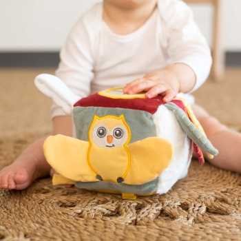Cubo para bebé com um bebé a brincar Cubo para bebé com um bebé a brincar