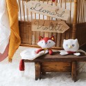 Doudou raposa e doudou coruja sobre uma caixa num quarto de criança Doudou raposa e doudou coruja sobre uma caixa num quarto de criança