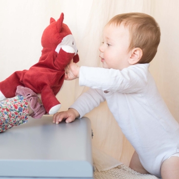 Una mamá que hace el títere con el peluche Léonard el zorro