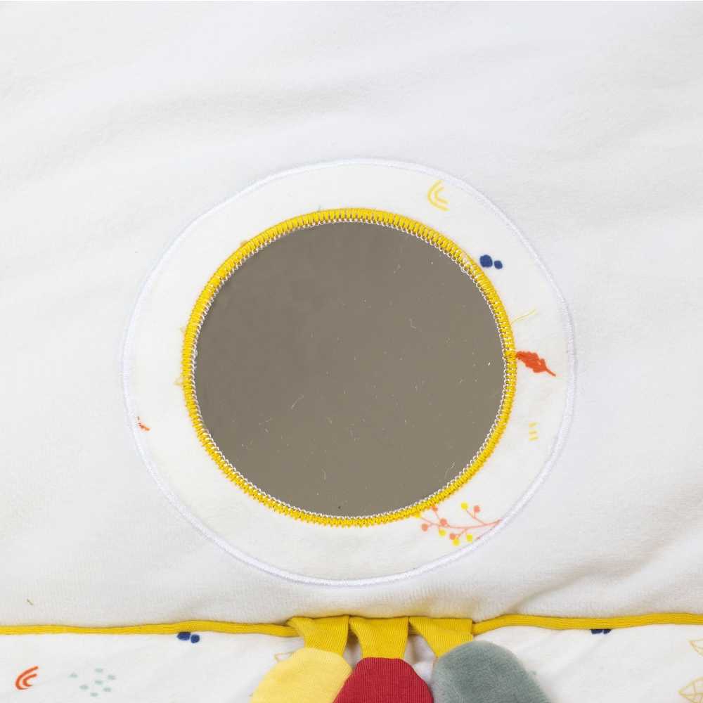 Zoom del espejo redondo de la alfombra de actividades