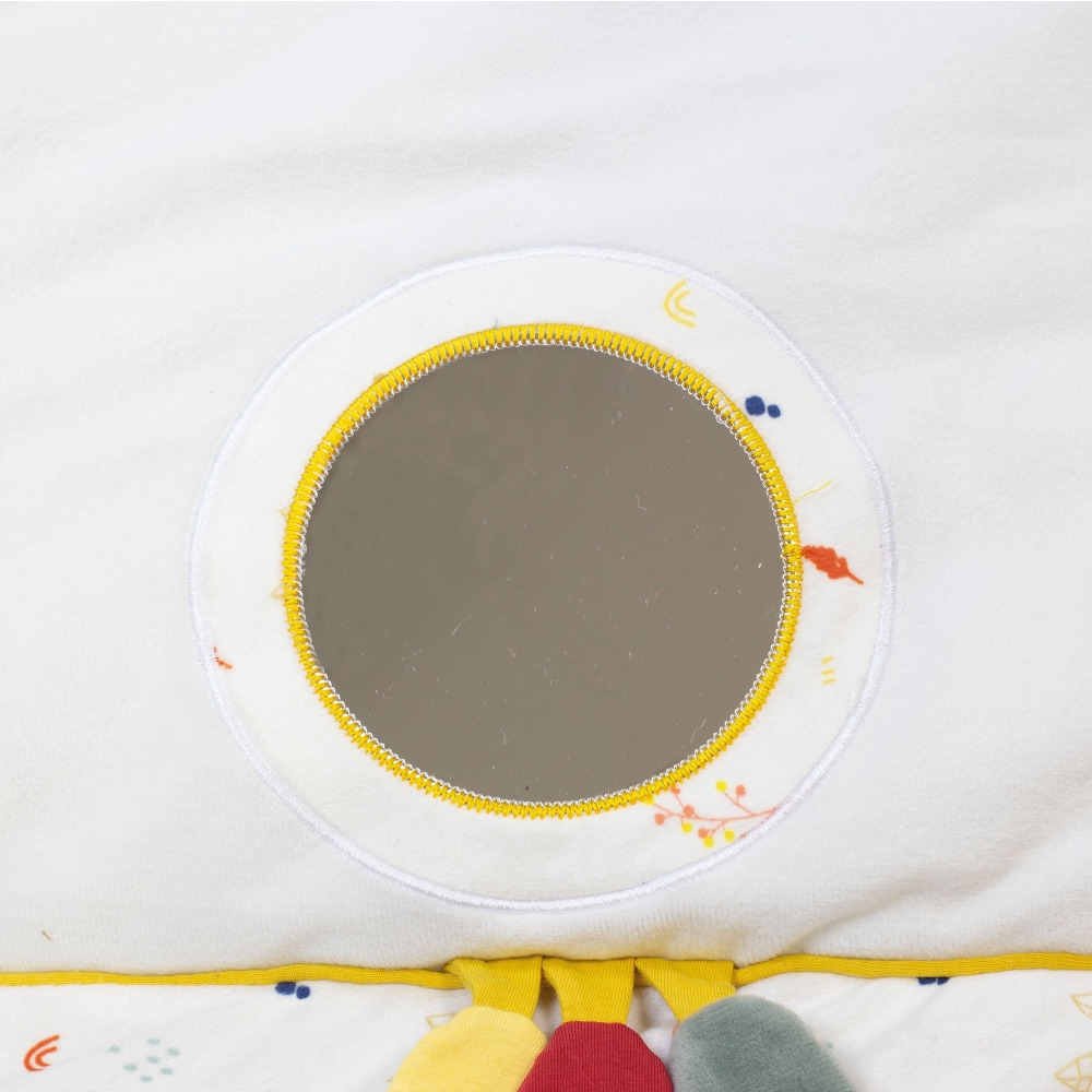 Zoom sur le miroir rond du tapis d'éveil Zoom sur le miroir rond du tapis d'éveil