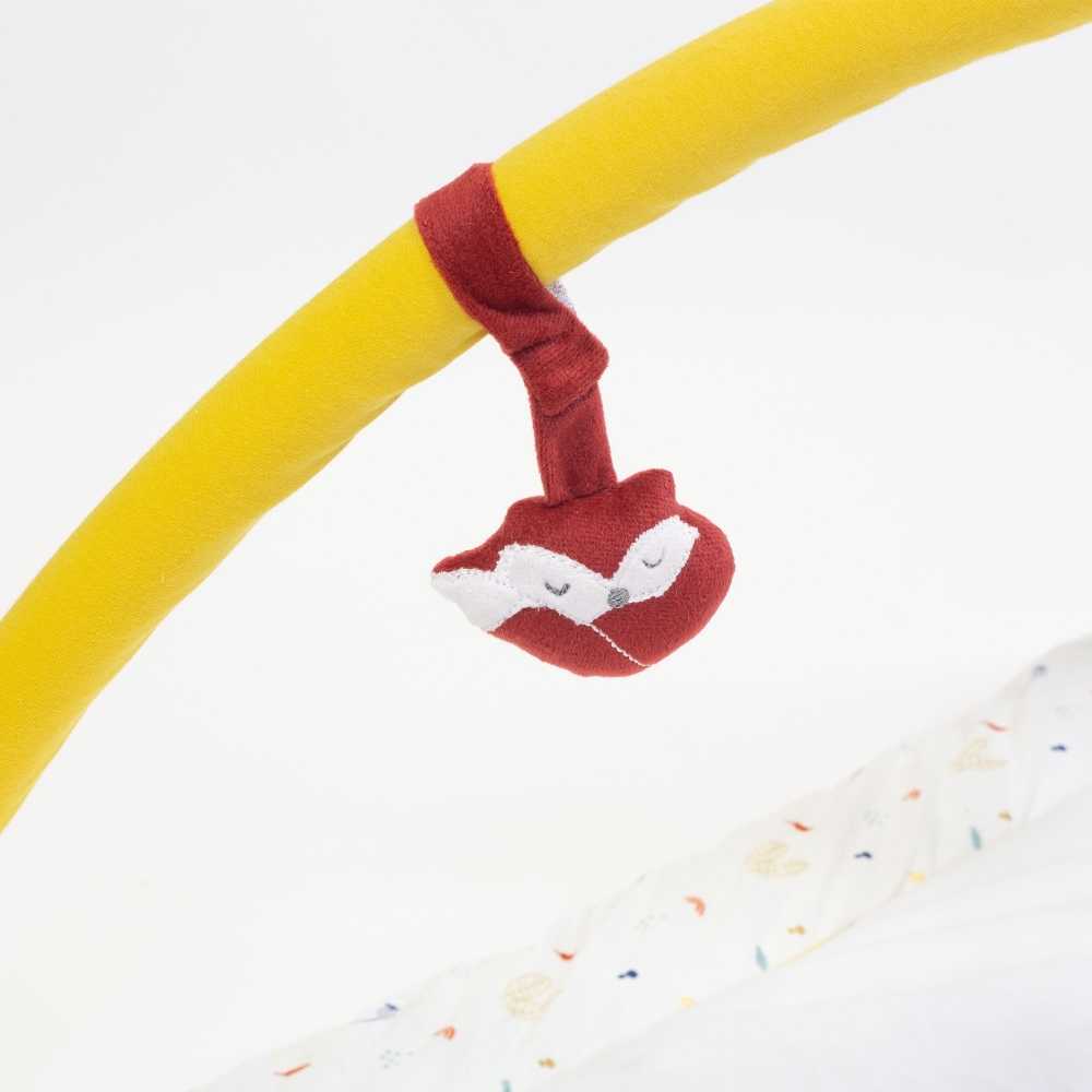 Zoom del zorro dormido suspendido en el arco mostaza