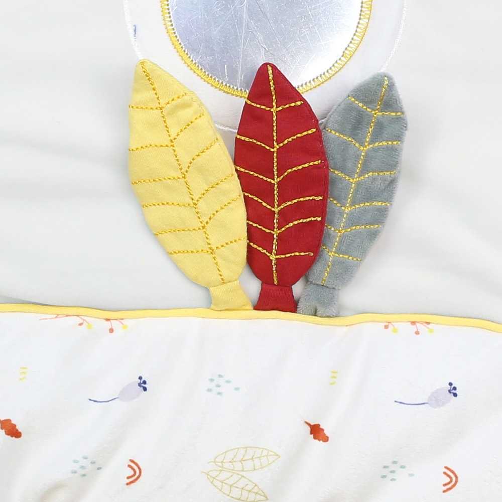 Tres hojas mostaza, terracota y salvia colgadas en el suelo de la alfombra de actividades