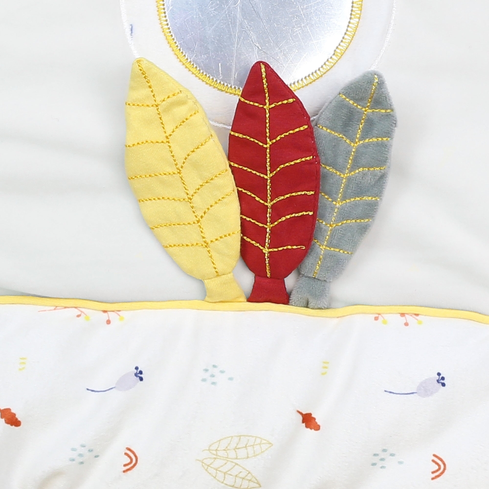 Trois feuilles moutarde, terracotta et sauge accroché sur le sol du tapis d'éveil Trois feuilles moutarde, terracotta et sauge accroché sur le sol du tapis d'éveil