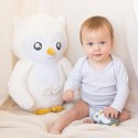 Peluche Violette ao lado do bebé na área de brincar Peluche Violette ao lado do bebé na área de brincar