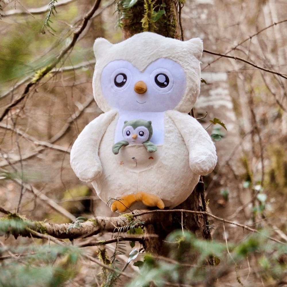 peluche XXL Violette, a coruja, num cenário com uma árvore na floresta peluche XXL Violette, a coruja, num cenário com uma árvore na floresta