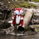 Fantoche Léonard, a raposa, numa cena à beira de um rio na floresta