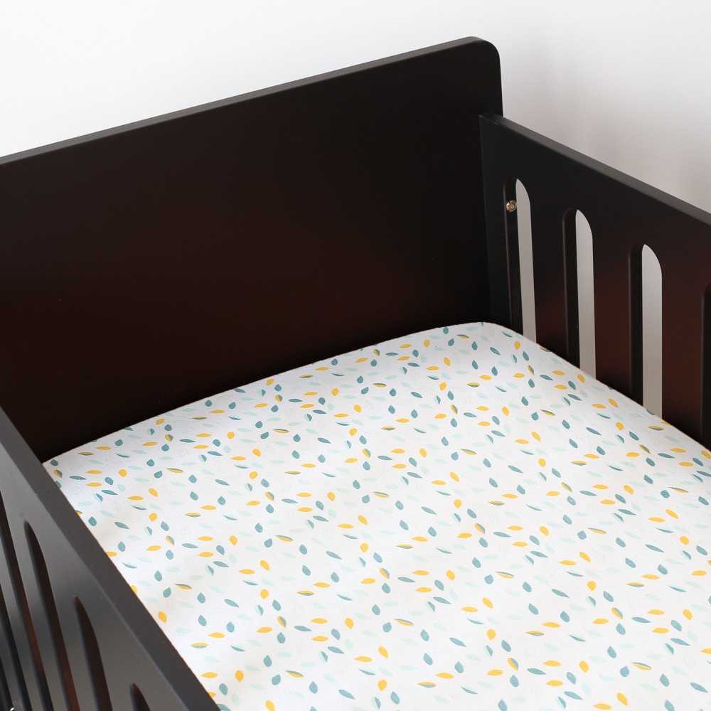 lençol de baixo ajustável na cama preta do bebé