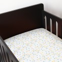 lençol de baixo ajustável na cama preta do bebé