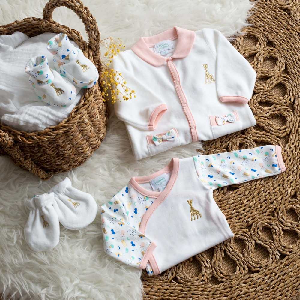 Conjunto completo Sophie la girafe com pijama, body, sapatinhos e luvas, com padrões alegres
