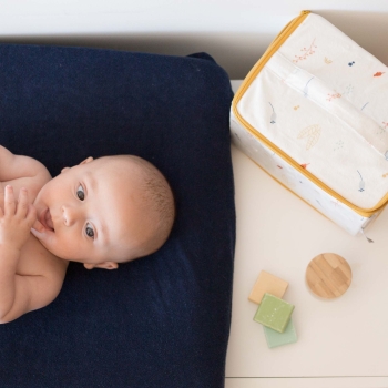 Bambino con beauty case nascondino nella foresta Bambino con beauty case nascondino nella foresta