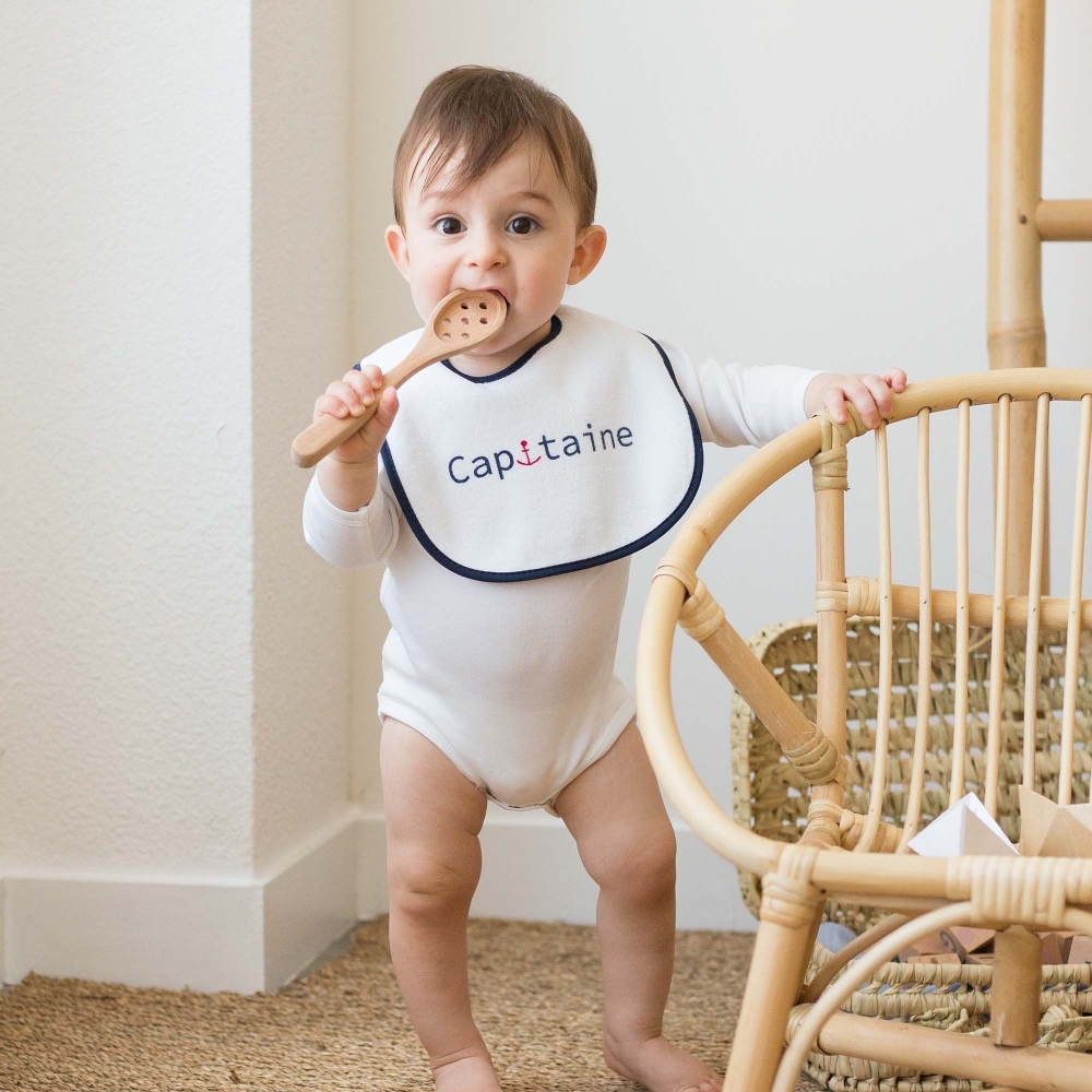 Bambino con bavaglino prima età Bambino con bavaglino prima età