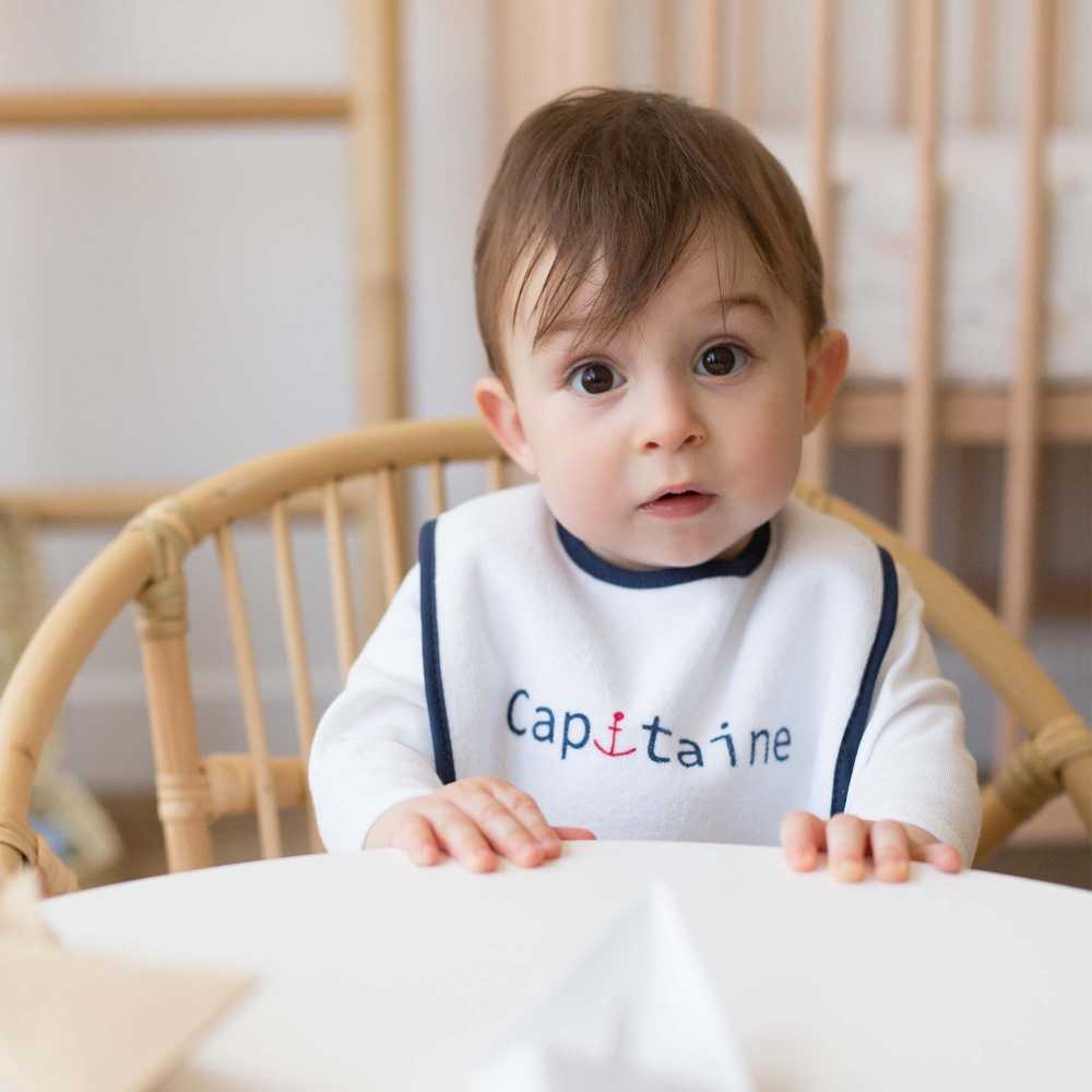 Bebé niño con babero capitán