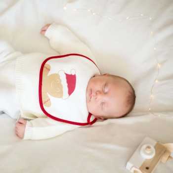 Bebé a dormir com babete de Natal Bebé a dormir com babete de Natal
