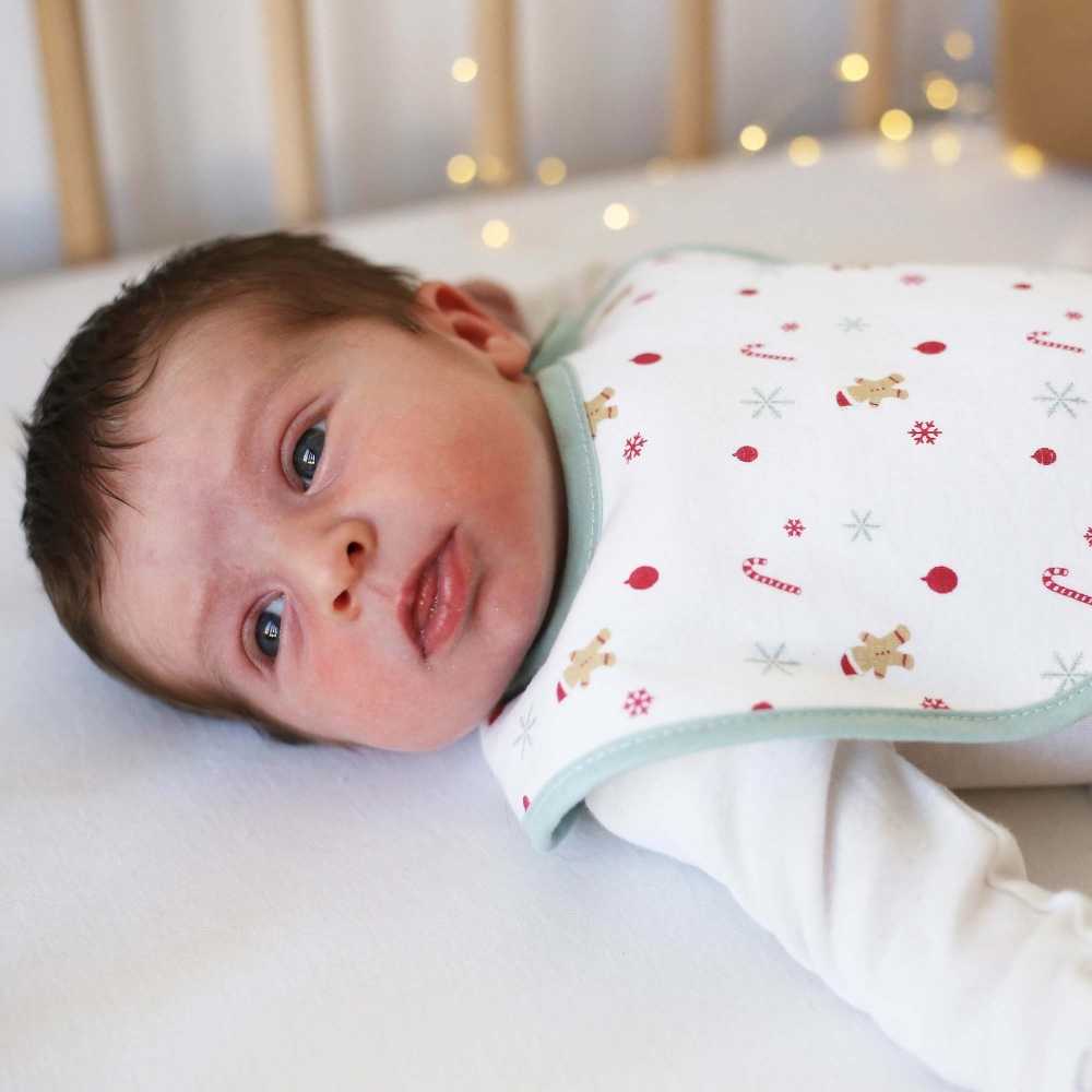Bebé acordado no seu primeiro Natal Bebé acordado no seu primeiro Natal