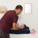 Papa der seine kleine Tochter wickelt