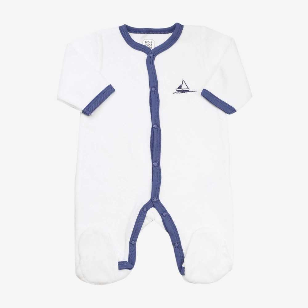 Pijama de bebé branco e azul-marinho com bordado