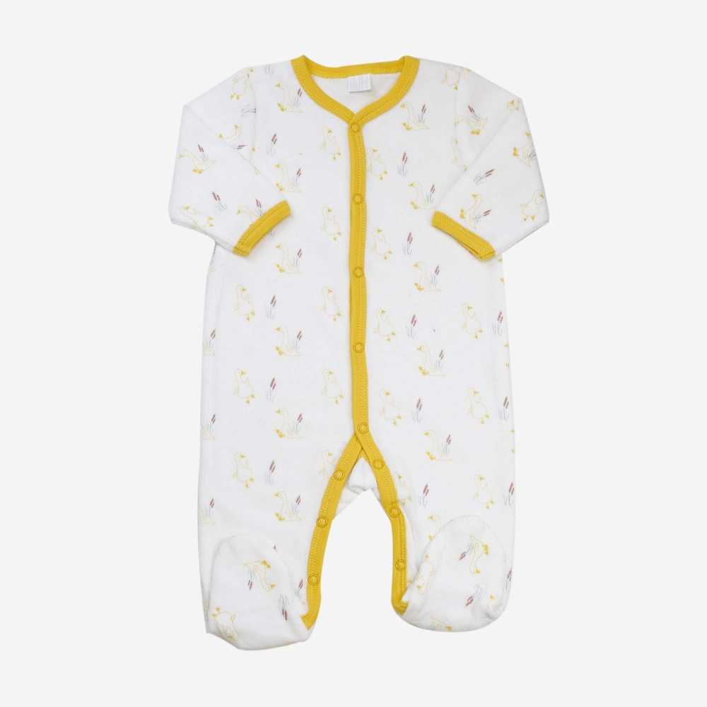 Pijama de bebé branco e cor de mostarda com pequenos gansos