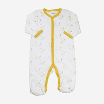 Pijama de bebé branco e cor de mostarda com pequenos gansos